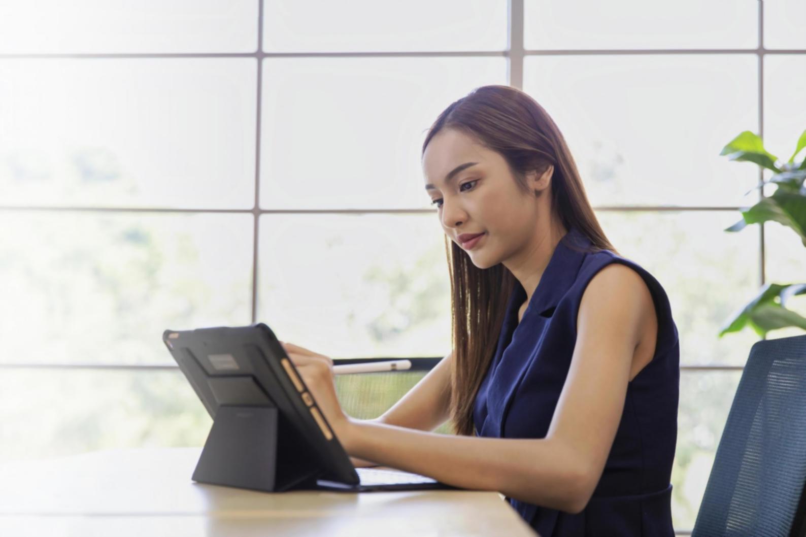 研究所での協力的なデータ分析作業